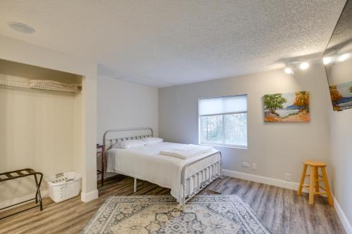 Llit o llits en una habitació de Tree-Lined Glenburn Vacation Rental with Fire Pit!