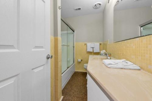een badkamer met een wastafel en een spiegel bij Viagem Beach Style 2BR 100 Meters to the Beach in Myrtle Beach