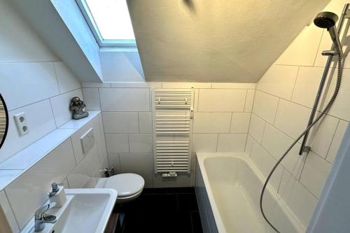 a bathroom with a toilet and a sink and a shower at Schickes 2-Zimmer Appartement Messe Rü Innenstadt in Essen