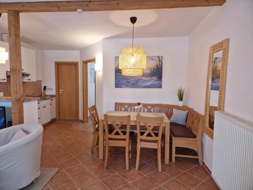 een keuken en eetkamer met een tafel en stoelen bij Appartement Zur Koje in Boltenhagen