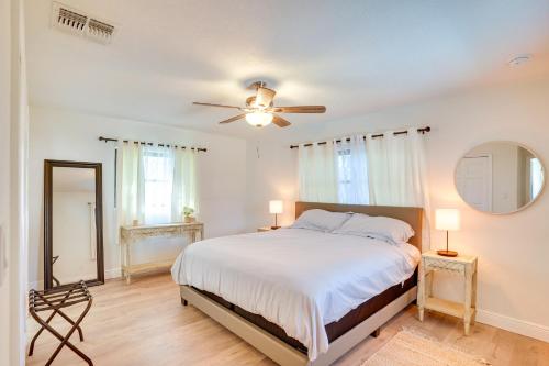 1 dormitorio con 1 cama y ventilador de techo en Spacious Winter Haven Home with Pool Near Legoland!, en Winter Haven