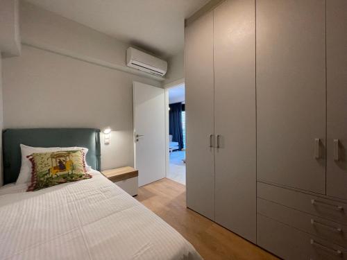 Кровать или кровати в номере Athenean Oasis in Ellinikon