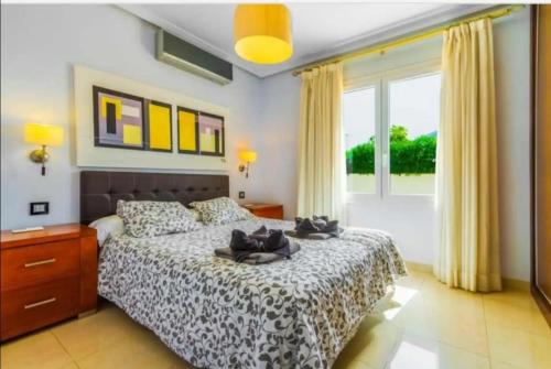 1 dormitorio con cama y ventana grande en Villa Mar, en Playa Blanca