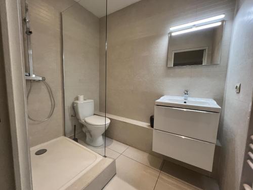 une salle de bain avec toilettes, lavabo et douche dans l'établissement Greyson apartment 3 from Palais by Welcome to Cannes, à Cannes