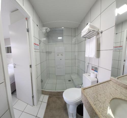 ein Bad mit einer Dusche, einem WC und einem Waschbecken in der Unterkunft Hotel - Gran Lençóis 2 suítes in Barreirinhas