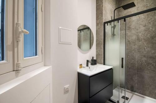 ein Bad mit einem Waschbecken und einer Dusche in der Unterkunft B.Appart 6Pers#2Bedrooms#VictorHugo#ArcDeTriomphe in Paris