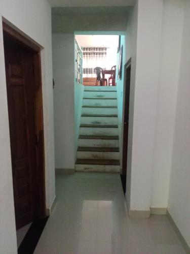 un pasillo con escaleras que conducen a una habitación en Summer house resort en Wellawaya
