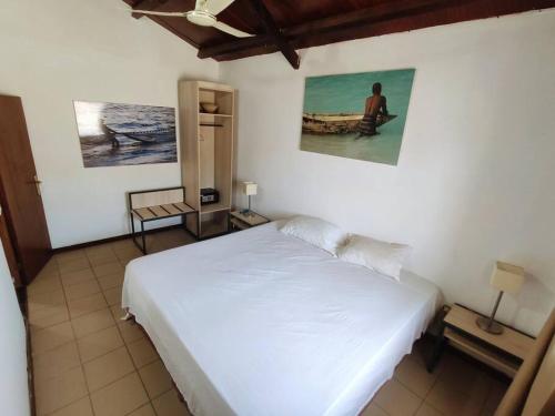 ein Schlafzimmer mit einem Bett und einem Wandgemälde in der Unterkunft Casa Aloé Vera - Private House w/ free Breakfast in Cidade Velha