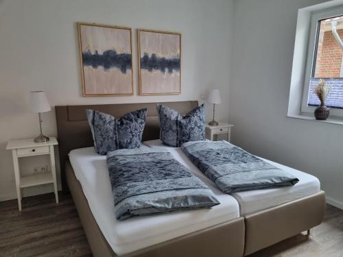 two beds in a bedroom with two pillows on them at Glückauf - Gemütliche Ferienwohnung nahe Steinhude in Hagenburg
