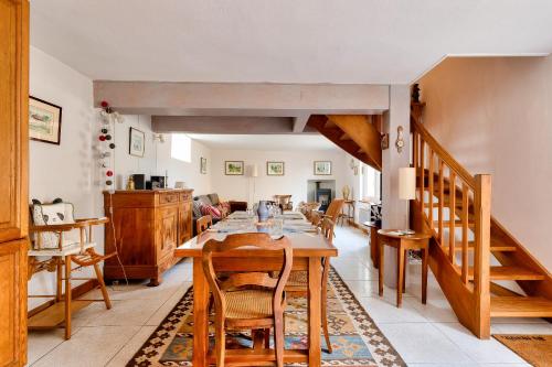 une cuisine et une salle à manger avec une table et des chaises en bois dans l'établissement Maison de famille pour 6 personnes, à Les Sables-dʼOlonne