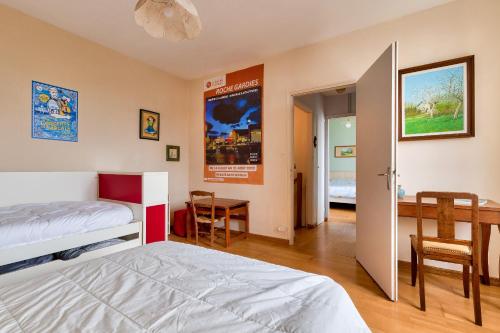 une chambre avec un lit, un bureau et une table dans l'établissement Maison de famille pour 6 personnes, à Les Sables-dʼOlonne