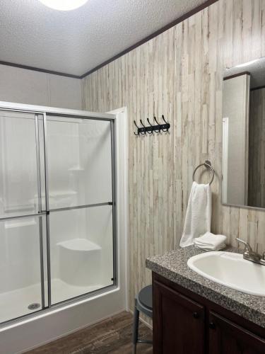 W łazience znajduje się prysznic i umywalka. w obiekcie Ranch Road Retreat w mieście Clermont