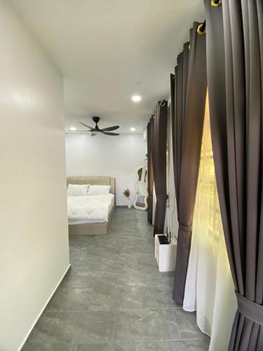 um quarto com uma cama e uma ventoinha de tecto em Safiyyah Homestay / Roomstay em Kuala Berang