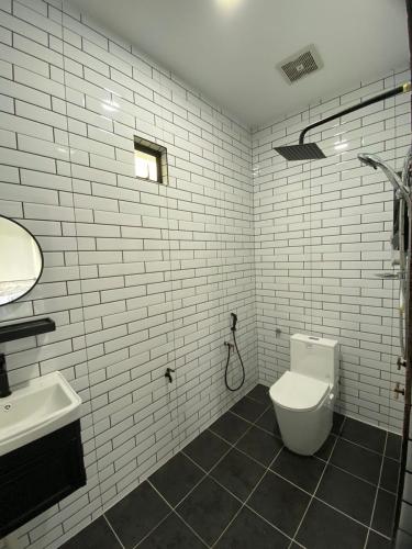 uma casa de banho branca com um WC e um lavatório em Safiyyah Homestay / Roomstay em Kuala Berang