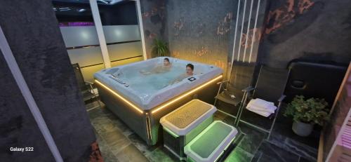 - une baignoire dans la salle de bains dans l'établissement D&D Relax SPA Bucovina, à Câmpulung Moldovenesc