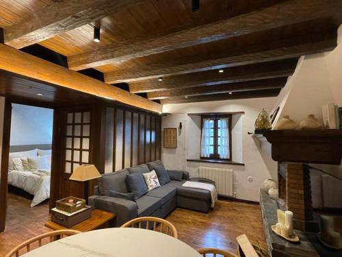 a living room with a couch and a bed at Baqueira 1500 pie de pistas apartamento Cuilas in Naut Aran
