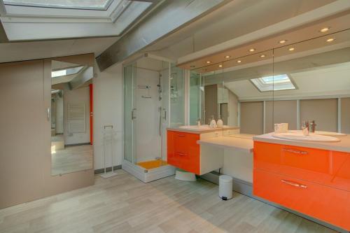 a large bathroom with two sinks and a shower at Biscarrosse Bourg - Duplex avec terrasse classé 3 étoiles in Biscarrosse