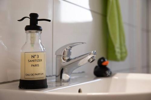 a soap bottle sitting on top of a sink at Modern und stilvoll zwischen Innenstadt und Rü in Essen