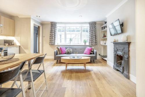 - un salon avec un canapé et une table dans l'établissement Elegant Marylebone Hideaway, à Londres