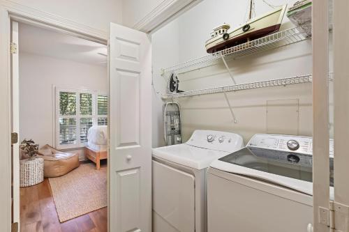 uma cozinha com máquina de lavar e secar roupa num quarto em 5 Silver Moss em Kiawah Island
