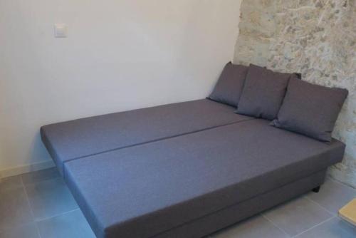 - un lit installé contre un mur dans une pièce dans l'établissement Studio Marais Ménilmontant, à Paris