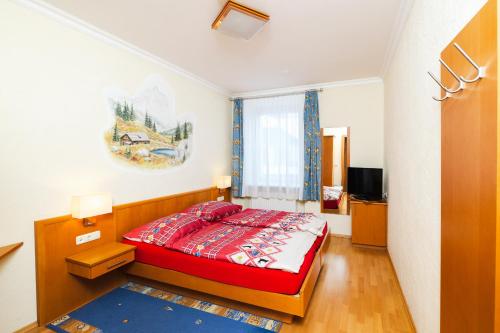 una camera con letto rosso di Ferien beim Steiner a Predlitz