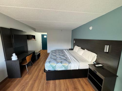 Pokój hotelowy z łóżkiem i biurkiem w obiekcie Motel 6 East Syracuse, NY - Airport w mieście East Syracuse