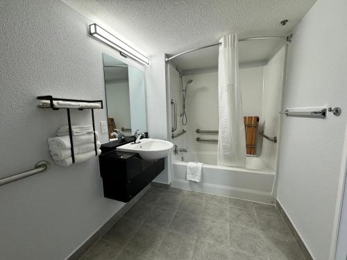 W łazience znajduje się umywalka i prysznic. w obiekcie Motel 6 East Syracuse, NY - Airport w mieście East Syracuse