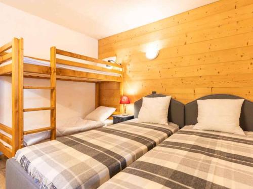 ヴァルモレルにあるAppartement Valmorel, 2 pièces, 6 personnes - FR-1-291-714の木製の壁の客室で、二段ベッド2組が備わります。