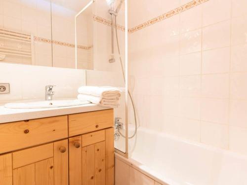 a bathroom with a sink and a bath tub at Appartement Valmorel, 2 pièces, 6 personnes - FR-1-291-714 in Valmorel