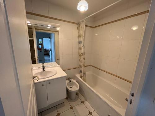 une salle de bain avec un lavabo, une baignoire et des toilettes dans l'établissement Arcachon - T2 cosy en bord de plage avec parking privé - FR-1-319-10, à Arcachon