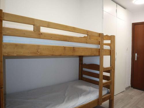 une chambre avec deux lits superposés dans une pièce dans l'établissement Studio skis aux pieds pour 4 personnes, cœur de station - FR-1-322-14, aux Orres