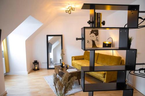 - un salon avec un canapé jaune et un miroir dans l'établissement Ruhig und Zentral. Einzigartig im Südviertel, à Essen