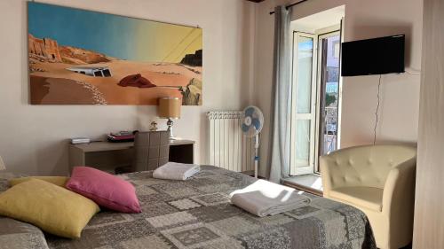 1 dormitorio con 1 cama, 1 silla y 1 ventana en Maria Lai 4 pax + 1 letto supplementare, en Giuliano di Roma