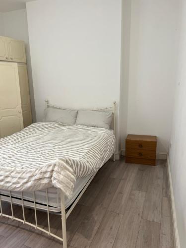 Una cama o camas en una habitación de 12 Worcester street. Wolverhampton wv24ld