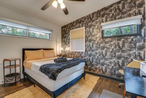 Giường trong phòng chung tại Modern Atlanta Retreat Private Hot Tub and Yard!