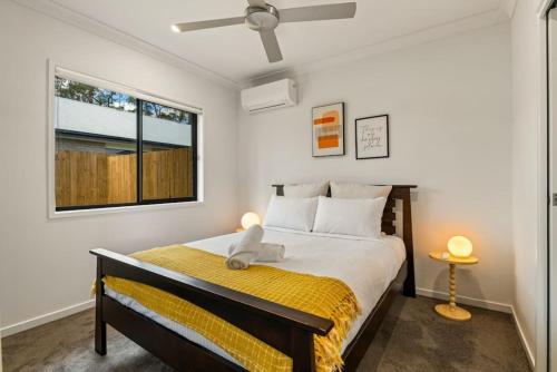 Un dormitorio con una cama con un osito de peluche encima. en Cozy 2BR brandnew home at Brown Plains, en Browns Plains