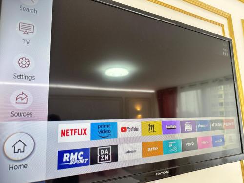 un écran de télévision avec des signaux différents dans l'établissement SCI IMMO PARIS PORTE DE CHOISY, à Paris