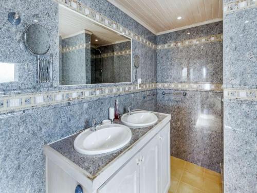 een badkamer met 2 wastafels en een spiegel bij Stylish Carvoeiro Villa - Short Walk to Resort Centre - Private Pool - Villa Serena - Algarve in Carvoeiro