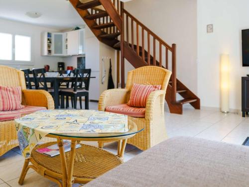 un salon avec une table et des chaises dans l'établissement Villa climatisée 4 pièces avec terrasse, WIFI, garage, proche de la plage, animaux acceptés - FR-1-409-81, à Narbonne