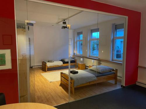 Habitación con 2 camas y un espejo grande. en 140 qm großes Loft mit 2 Schlafzimmern im Fabrikstil, en Gross-Umstadt