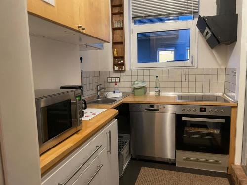 cocina pequeña con fregadero y fogones en 140 qm großes Loft mit 2 Schlafzimmern im Fabrikstil, en Gross-Umstadt