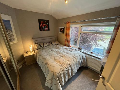 Säng eller sängar i ett rum på Immaculate House for Professionals 2020 Renovation