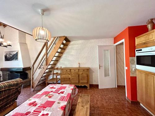 un salon avec une table et un escalier dans l'établissement Appartement 2 ch, centre de La Clusaz, 8 pers, proche pistes et activités - FR-1-437-55, à La Clusaz