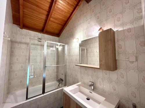 une salle de bain avec un lavabo, une douche et une baignoire dans l'établissement Appartement 2 ch, centre de La Clusaz, 8 pers, proche pistes et activités - FR-1-437-55, à La Clusaz