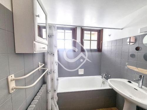 a bathroom with a bath tub and a sink at Appartement Les Gets, 2 pièces, 5 personnes - FR-1-454-30 in Les Gets