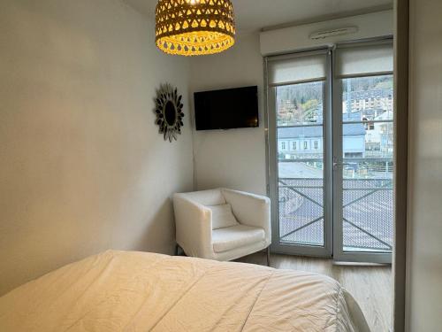 une chambre avec un lit, une chaise et une fenêtre dans l'établissement 100m Télécabine ou commerces. 4P, à Cauterets