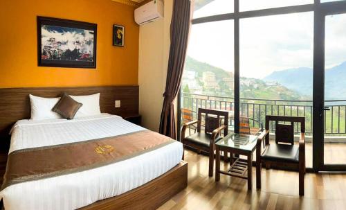 Habitación de hotel con cama y ventana grande en Song Anh Hotel Sapa en Sa Pa