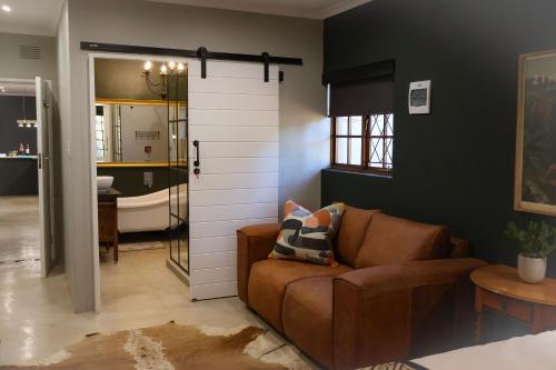 ein Wohnzimmer mit einem Sofa und einem Badezimmer in der Unterkunft 41 South in Mtunzini