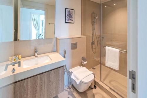 La salle de bains est pourvue d'un lavabo, d'une douche et de toilettes. dans l'établissement Sleeps 8 Burj Views Direct Dubai Mall Access, à Dubaï